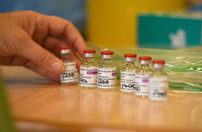 Imagem da notícia Consórcio Covax enviará 14 mi de doses de vacina de Oxford ao Brasil em fevereiro