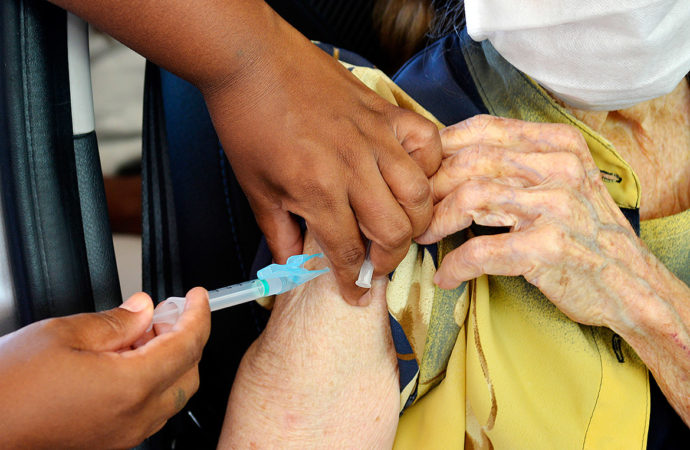 Imagem da notícia Internações de idosos com 90 anos ou mais caem 20% após início da vacinação