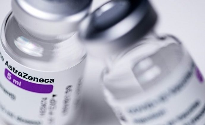 Imagem da notícia Fabricante informa que vacina AstraZeneca tem eficácia de 79% e não provoca risco de coágulos