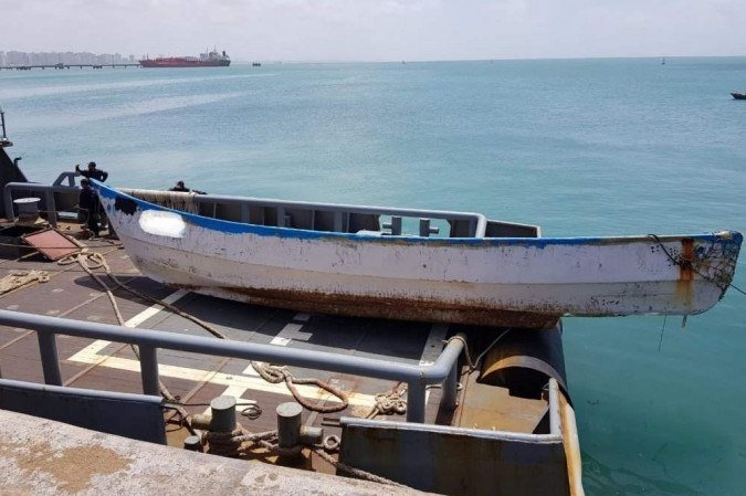 Imagem da notícia PF investiga morte de três pessoas encontradas em barco à deriva no litoral do Ceará
