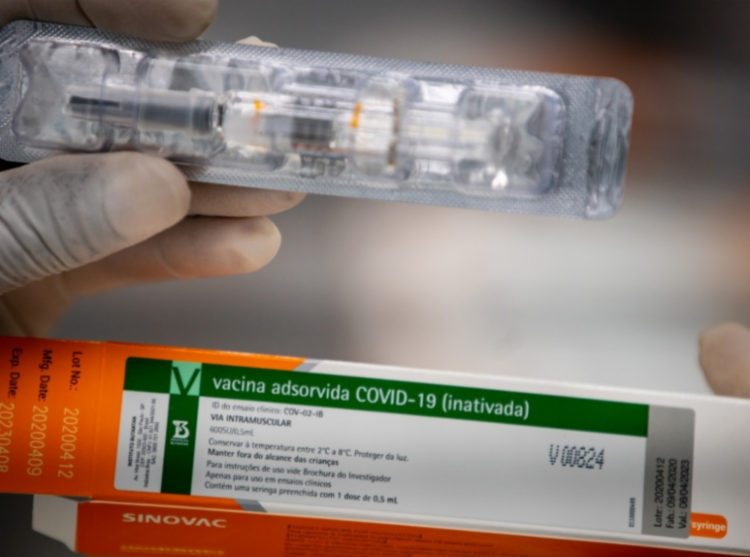 Imagem da notícia Passaporte da vacina na Europa preocupa quem recebeu a Coronavac