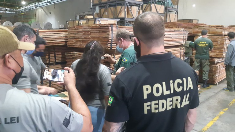 Imagem da notícia PF deflagra operação de fiscalização de carregamentos de madeira com participação de policiais estrangeiros e do Ibama