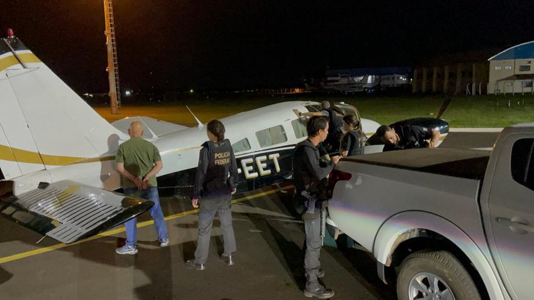 Imagem da notícia Policia Federal, com apoio da FAB, apreende 465 kg de cocaína em aeronave