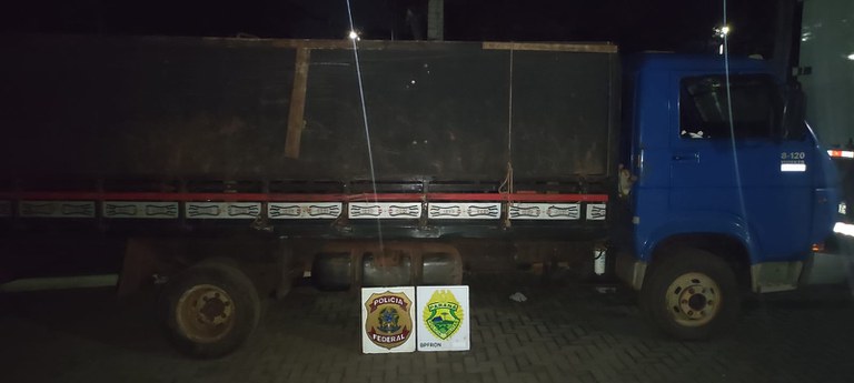 Imagem da notícia PF e BPFRON apreendem caminhão com cigarros contrabandeados