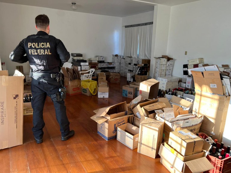 Imagem da notícia Polícia Federal combate contrabando de agrotóxicos e descaminho de vinhos na fronteira com a Argentina