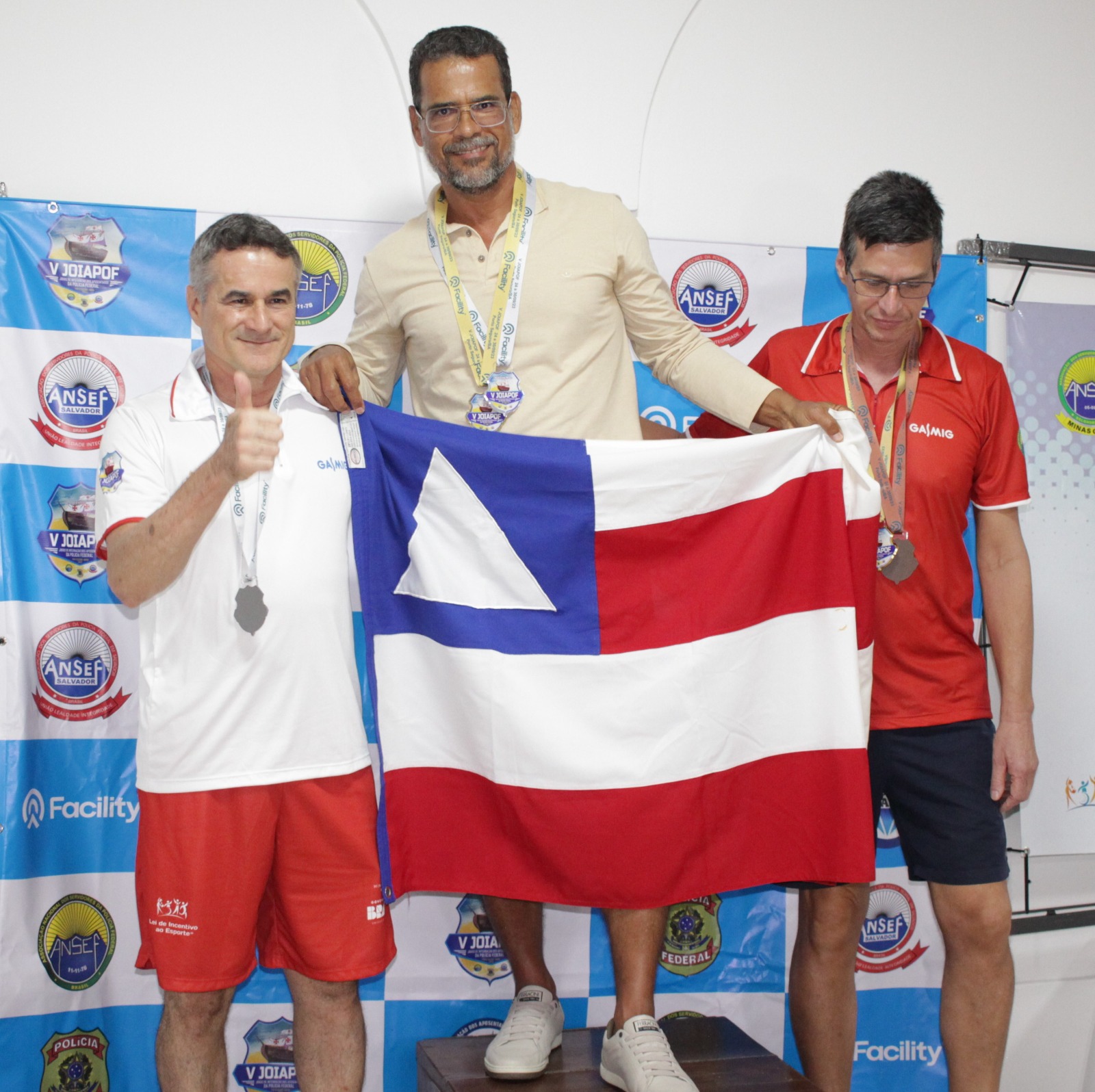 Imagem da notícia Associado da ANSEF-Salvador Edilson Pereira conquista 3 medalhas durante o V JOIAPOF